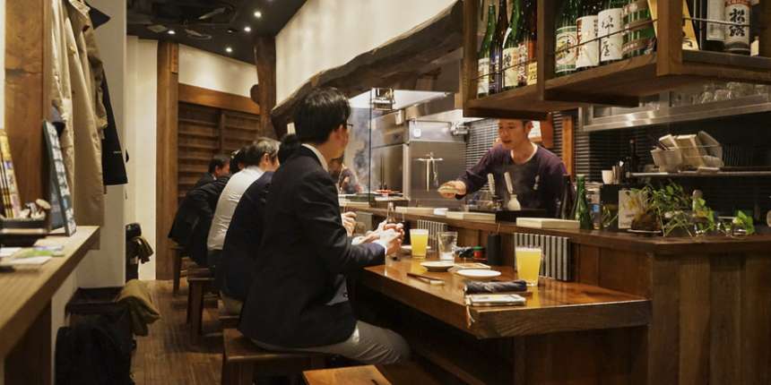 お客さんで賑わう飲食店の店内