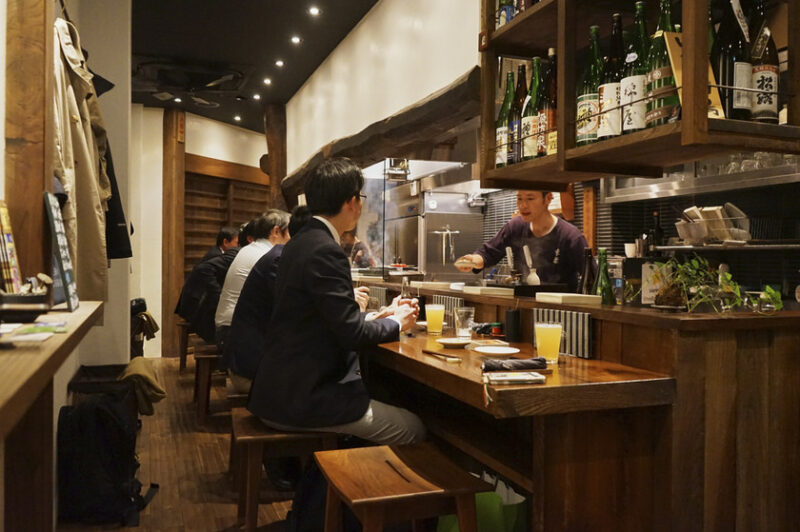 古木の梁が際立つ店内