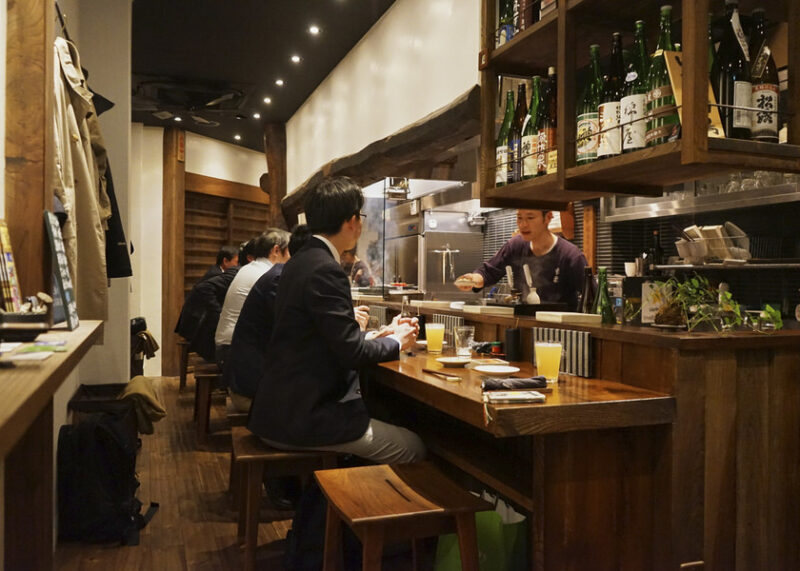 古木の梁が際立つ店内