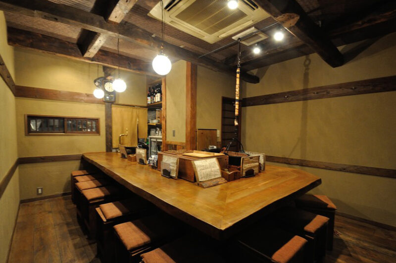 コの字カウンターで店主との会話も弾む