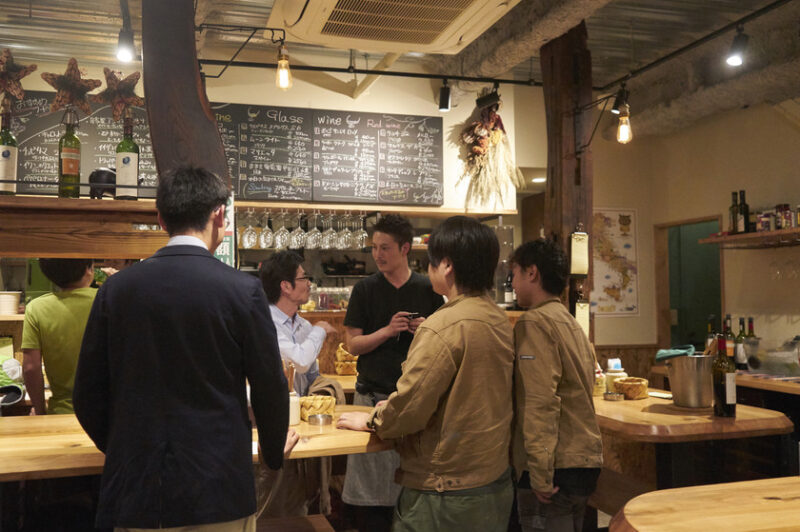 会話が盛り上がる店内