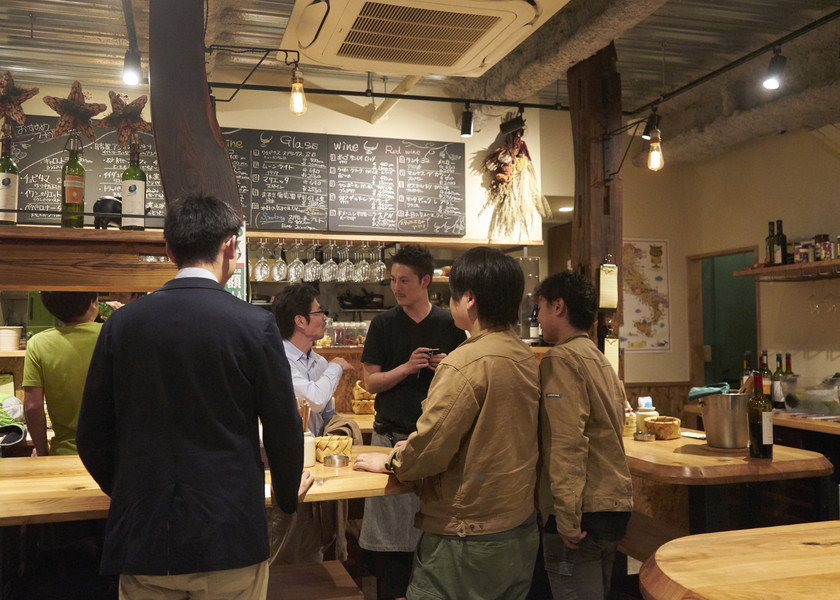 会話が盛り上がる店内