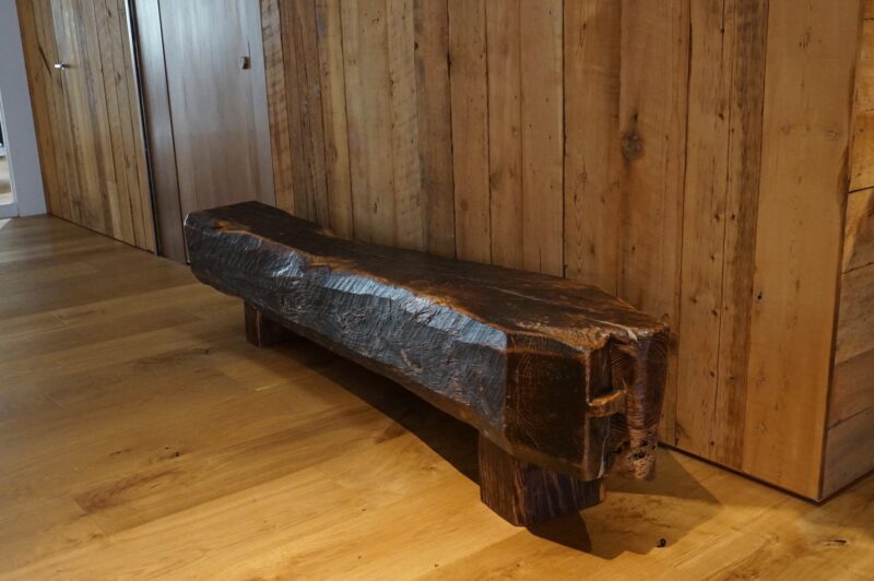 存在感ある古木のベンチ