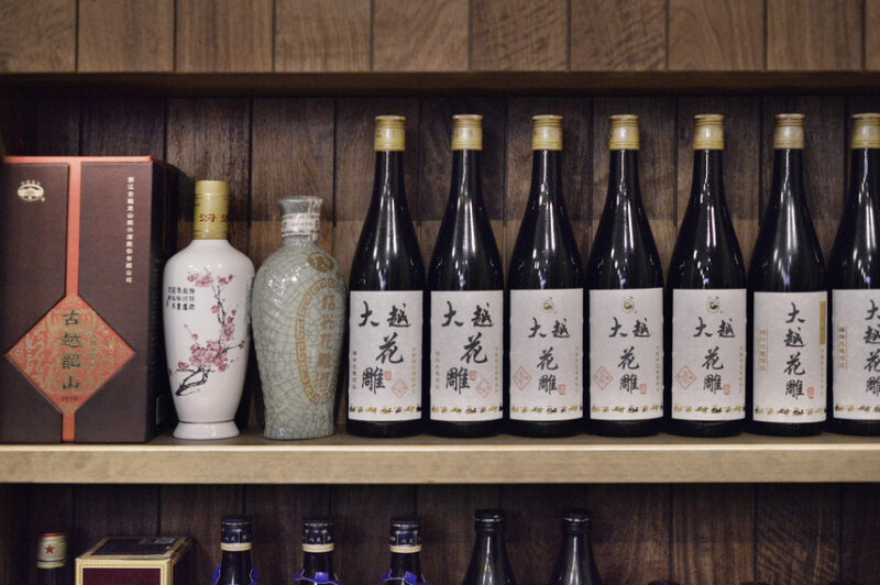 棚には瓶が整然と並ぶ
