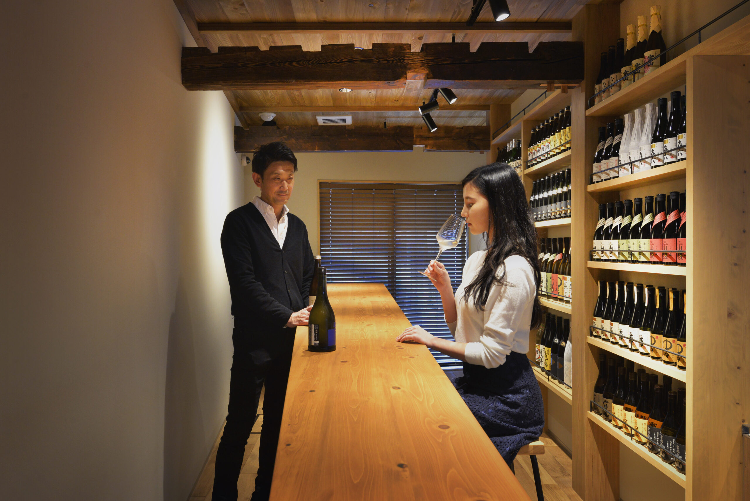 1階　店内でお酒を味わえるカウンター