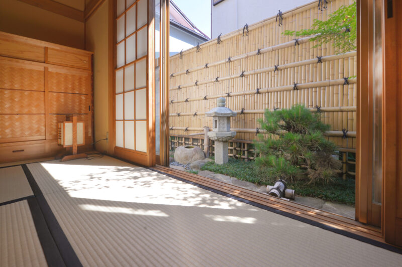 障子を開けると小さな日本庭園