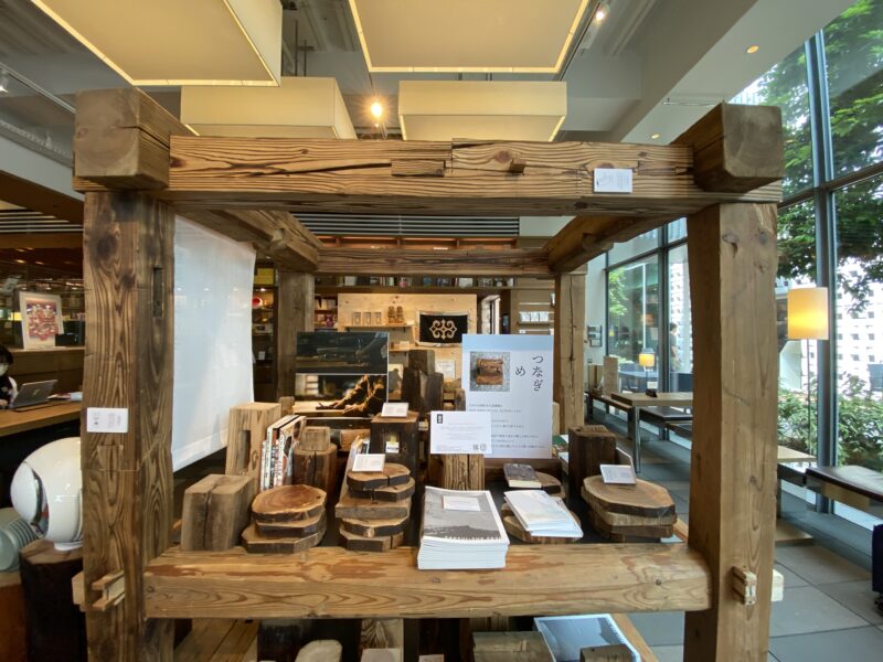 書店の一画に宿る古木の存在感