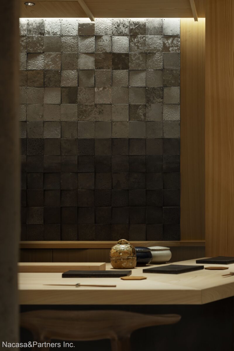 スチールアート：照明が生み出す黒のグラデーション