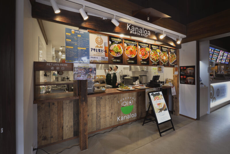 ハワイ料理と日本の古木がマッチした店舗