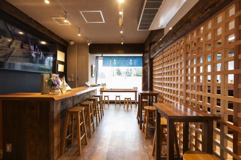 古木を贅沢に使った試飲コーナー。カウンター席とテーブル席も充実