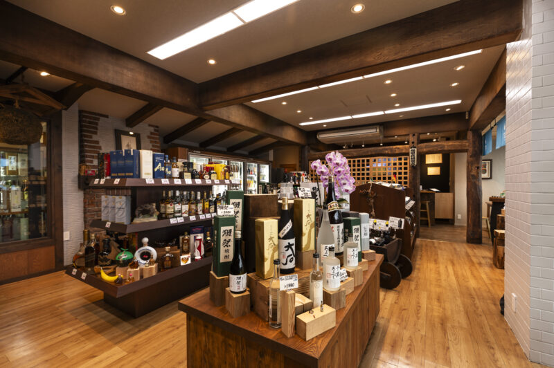 木で統一された温かみを感じる店内