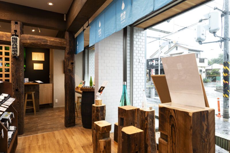 窓側は古木ディスプレイ、奥には立派な古木梁で仕切られた試飲コーナー