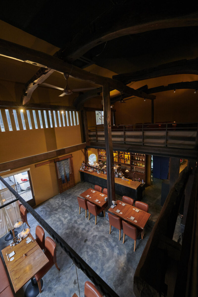 100年前の古材で造られた趣深い店内