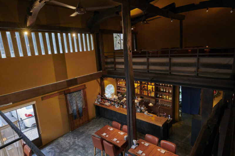 100年前の古材で造られた趣深い店内