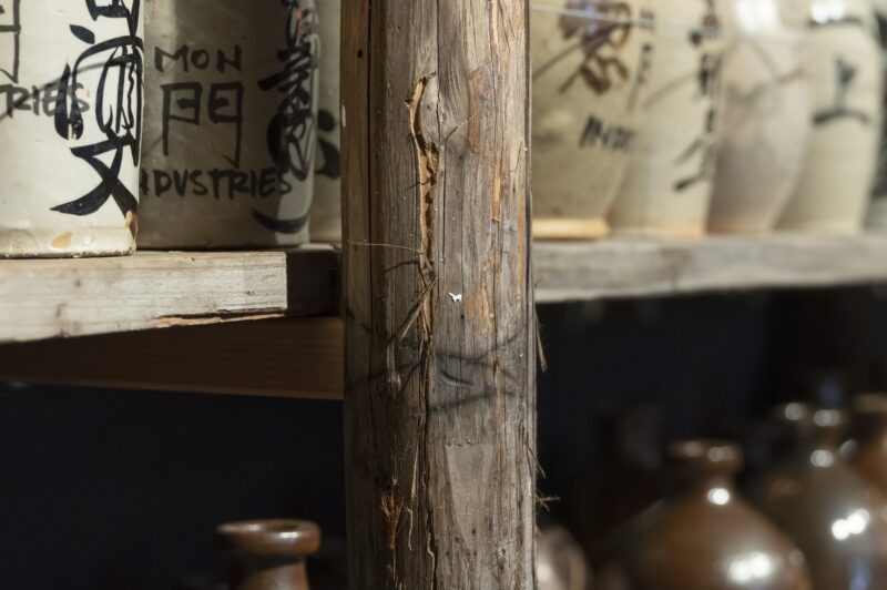 《みんなで酒を飲もう》（2024年）の什器（通称「Tokkuri棚」）