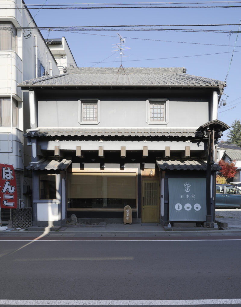 歴史が残る街並みと調和する素朴な美しさ