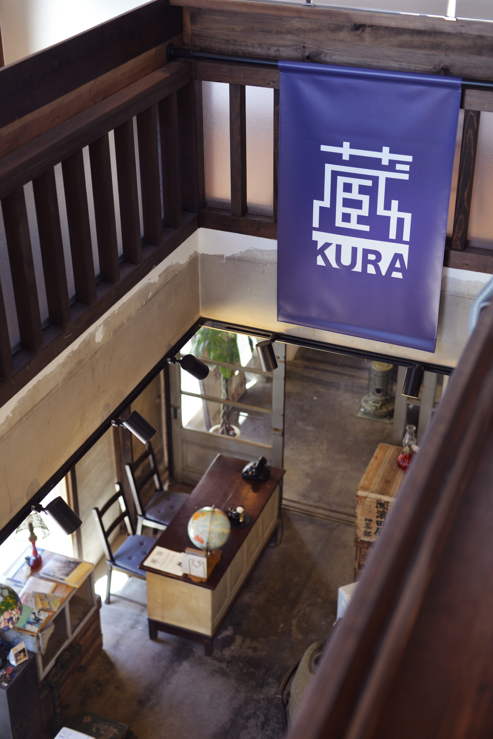 吹き抜けには『蔵KURA』のロゴを吊るす