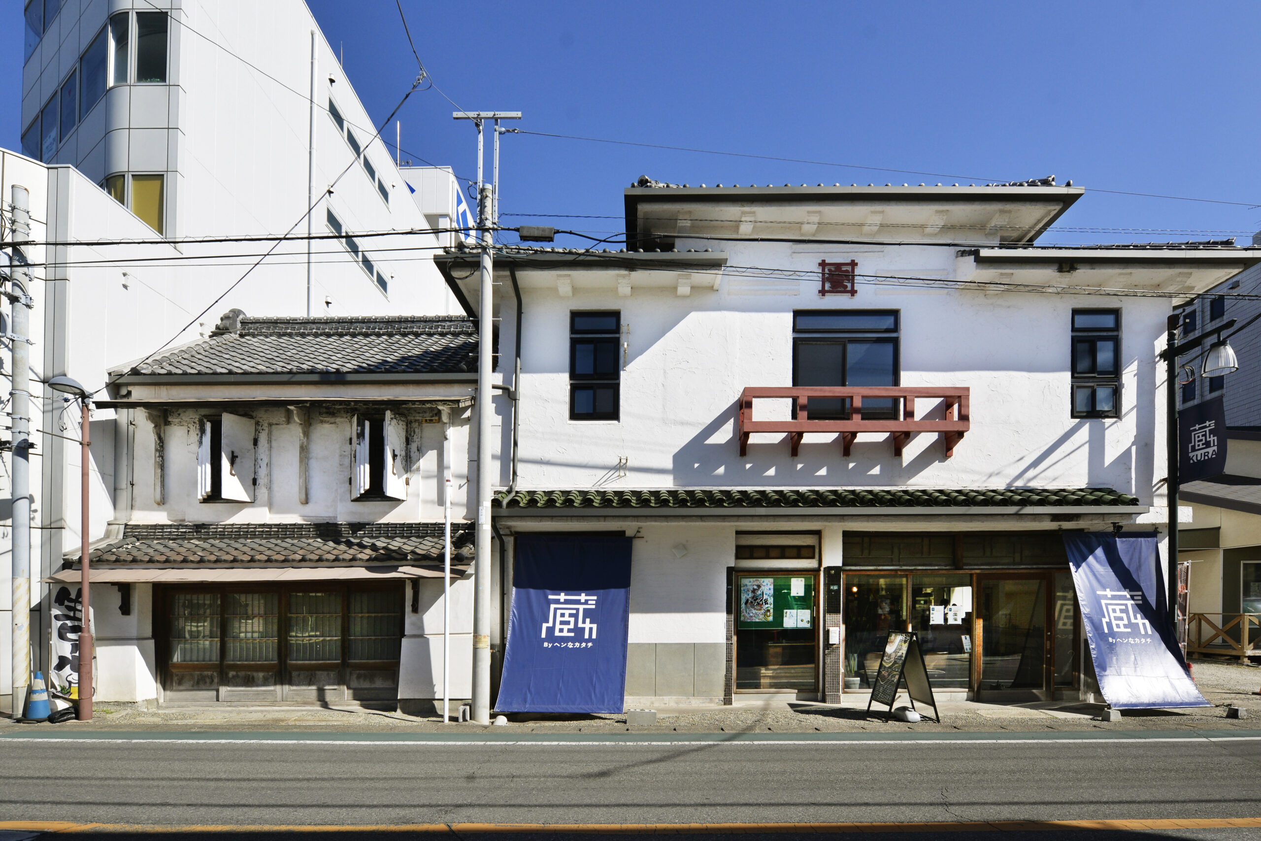 左側は明治の店蔵、右側は昭和に増築された店舗