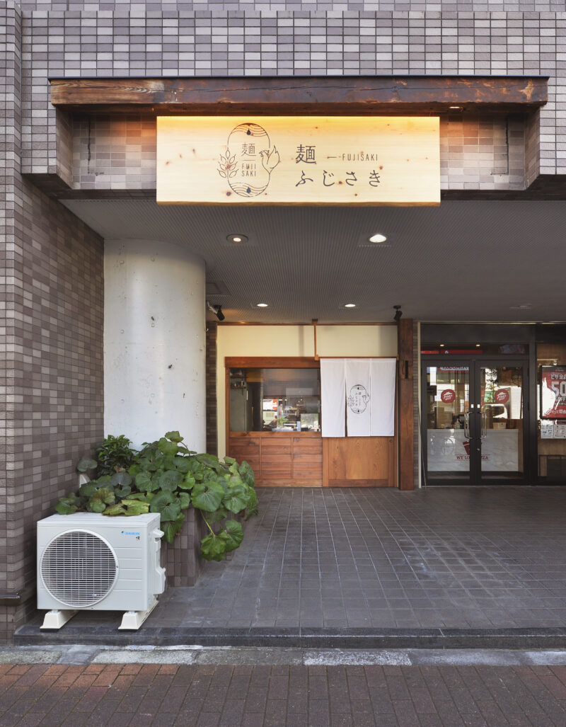 静かで落ち着いた雰囲気を持つ外観