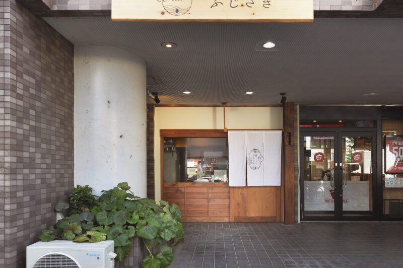 静かで落ち着いた雰囲気を持つ外観