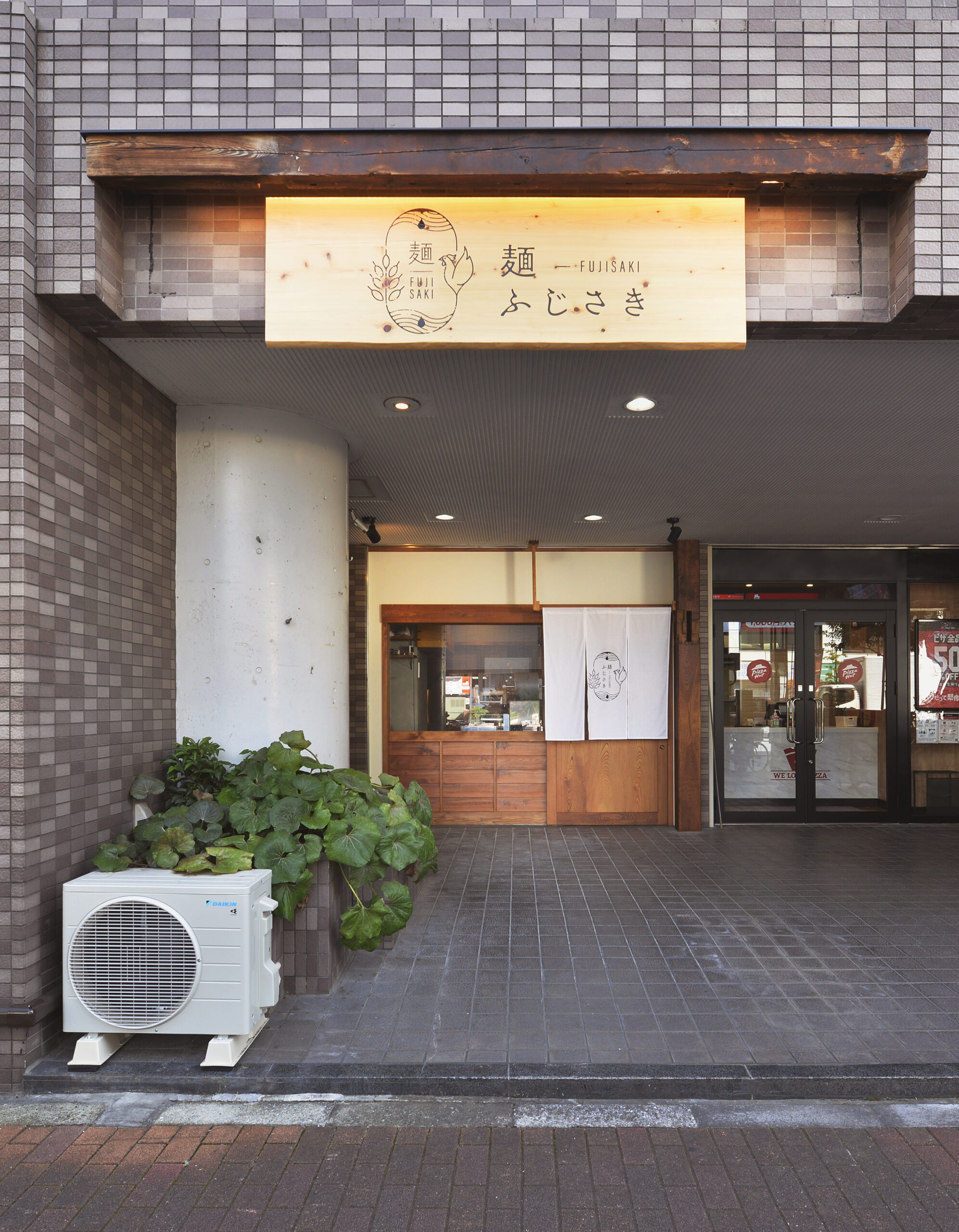 静かで落ち着いた雰囲気を持つ外観