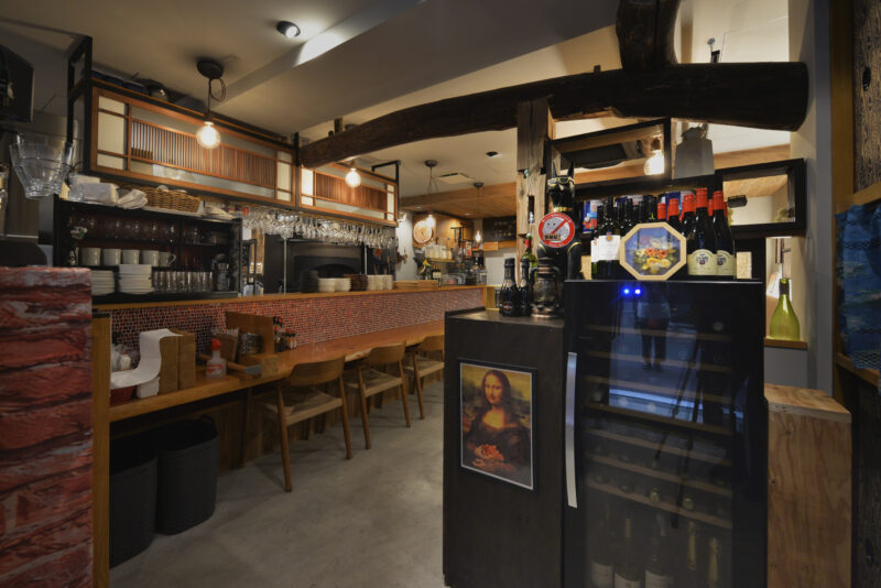 店内入口付近のワインセラー