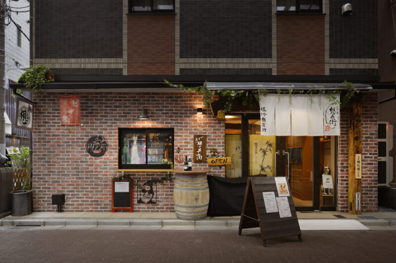 赤茶色のレンガタイルで仕上げられた建物の外壁