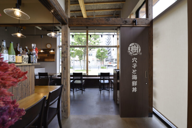 茶色と黒色を基調にしている