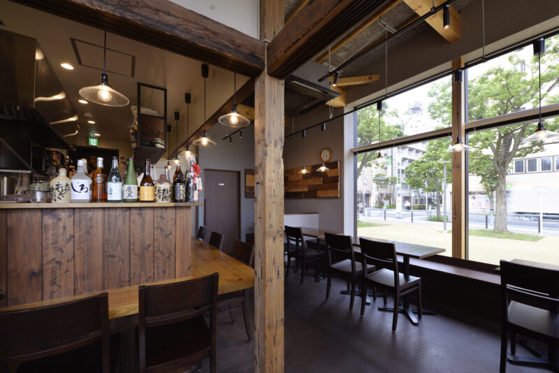 入口付近から店内を見渡した様子