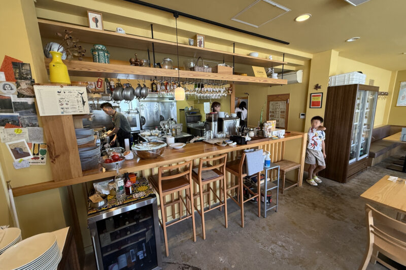 柔らかな色合いの店内