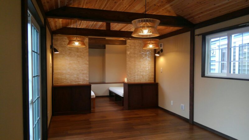 古木がトレーラーハウスの内装に深みを与える。