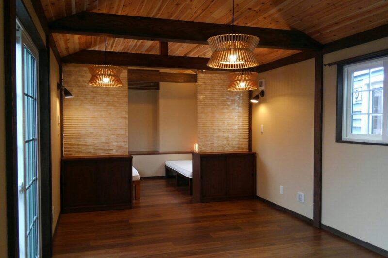 古木がトレーラーハウスの内装に深みを与える。