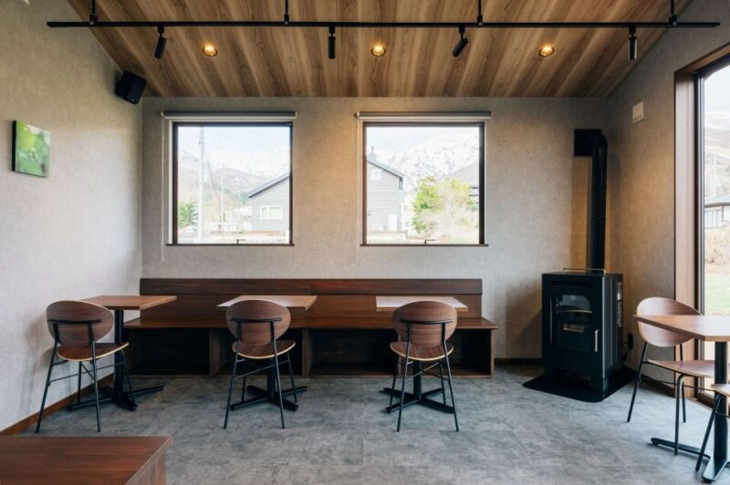 洗練されたシンプルな店内が、白馬の景色を引き立てる