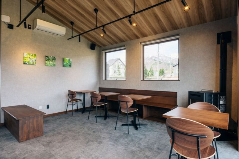 木の家具にそっと身を預けて、白馬の景色とともに過ごすひととき。