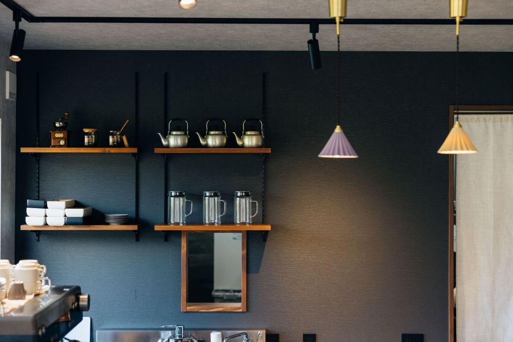 機能的でシンプルな厨房。オリガミランプペンダントがアクセント。