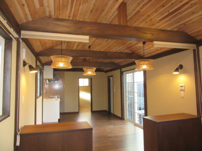 トレーラーハウスに上質な安らぎを生む古木の内装