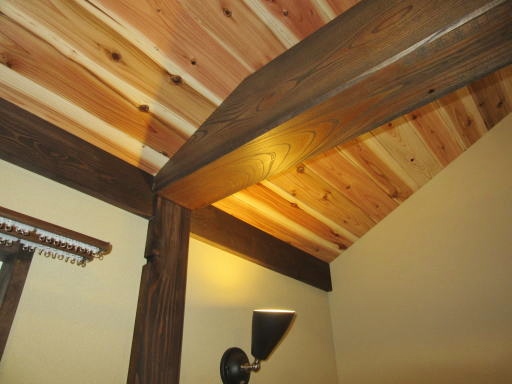 古木が天井に架けられた、唯一無二のトレーラーハウス内装