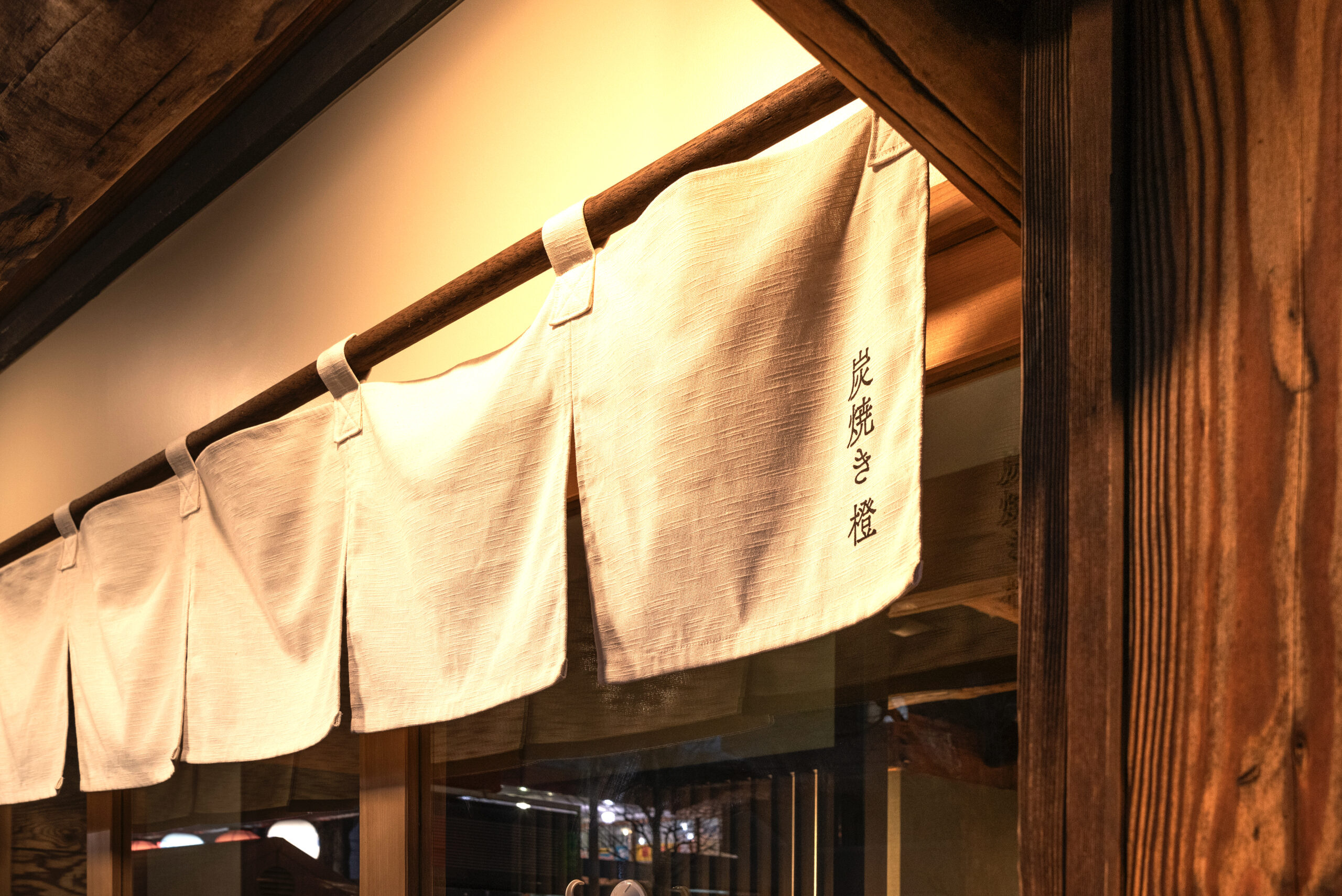 店内の賑わいが外まで優しく伝わる