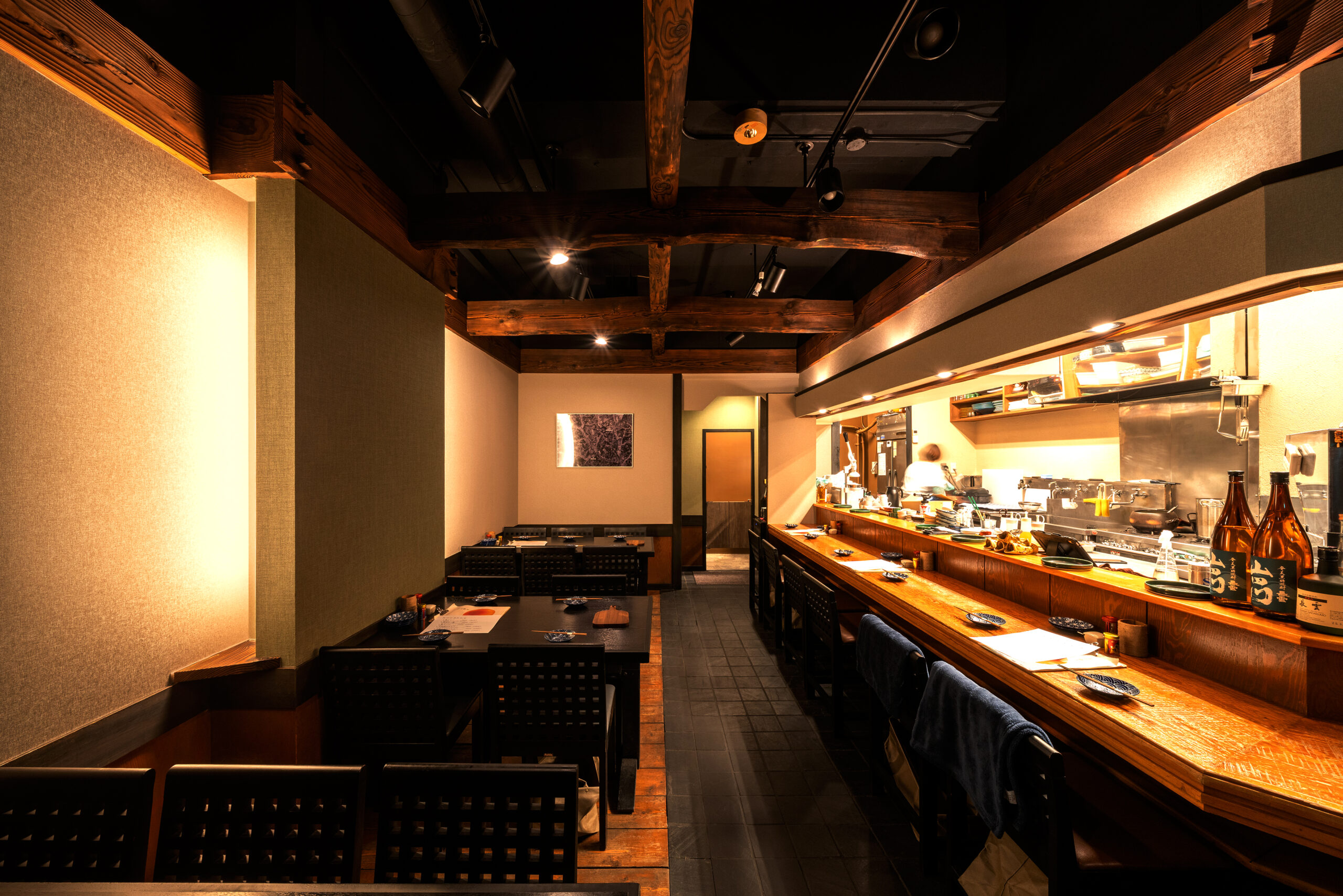 既存の内装を活かしつつ、壁面の一部やファサードに手を加えました