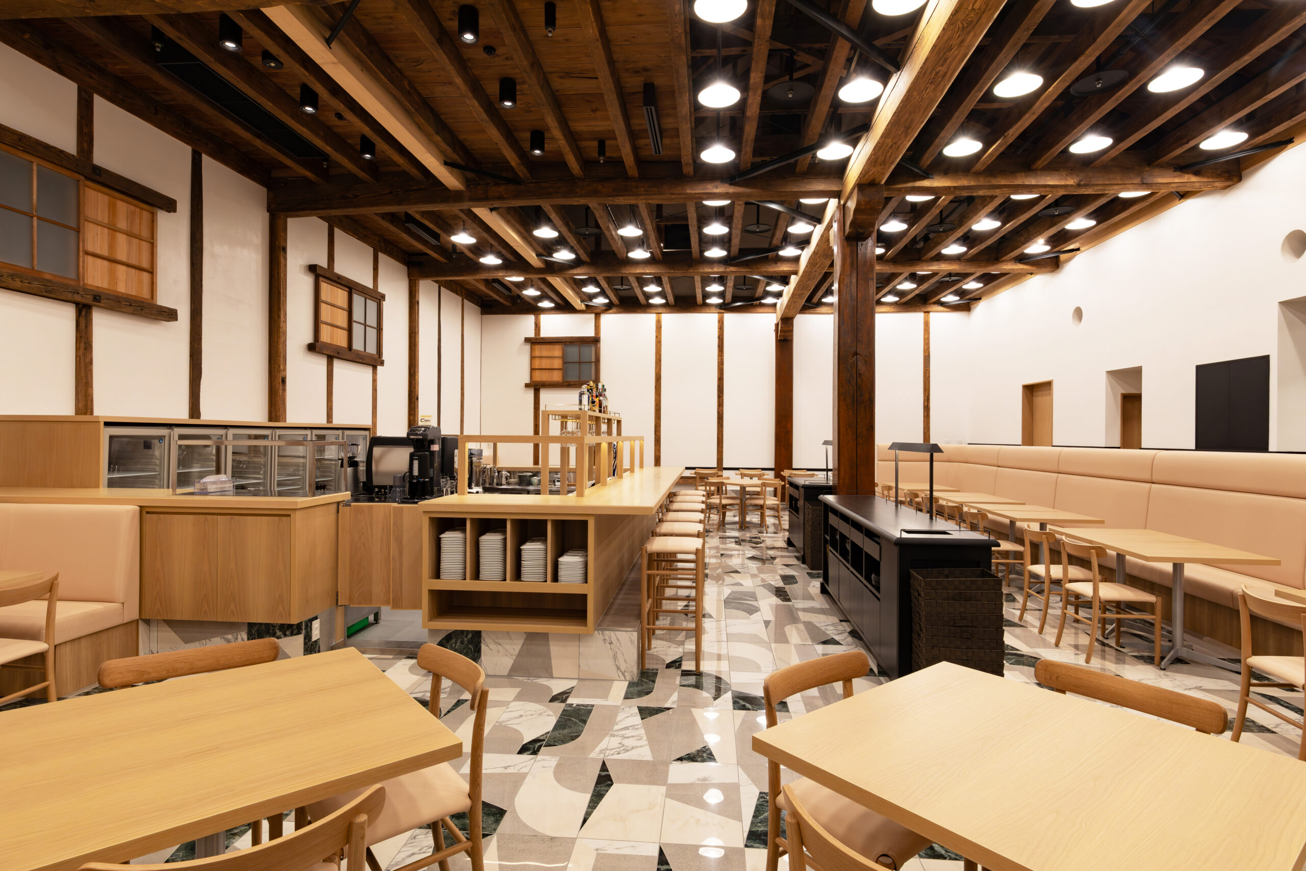 見上げると、そこにあるのは100年もの歴史の重み