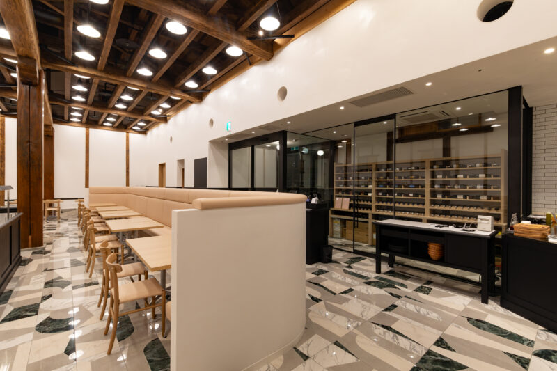 組み上げられた古木たちが、現代の賑わいをそっと包み込む