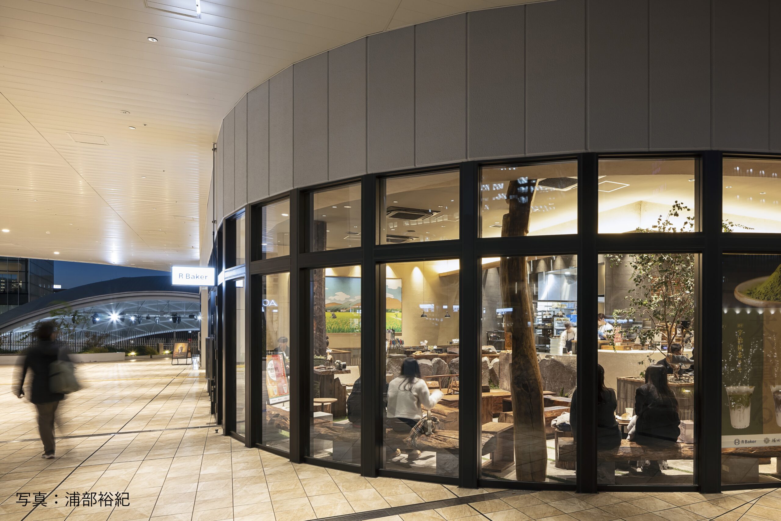 店舗外観。奥にうめきた公園の大屋根（設計：SANAA）が見える。