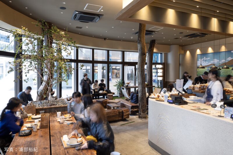 レジカウンターは籾殻入り左官で仕上げられ、一部に稲穂があしらわれている。R Bakerはパンの主要な材料として国産米粉を採用している。