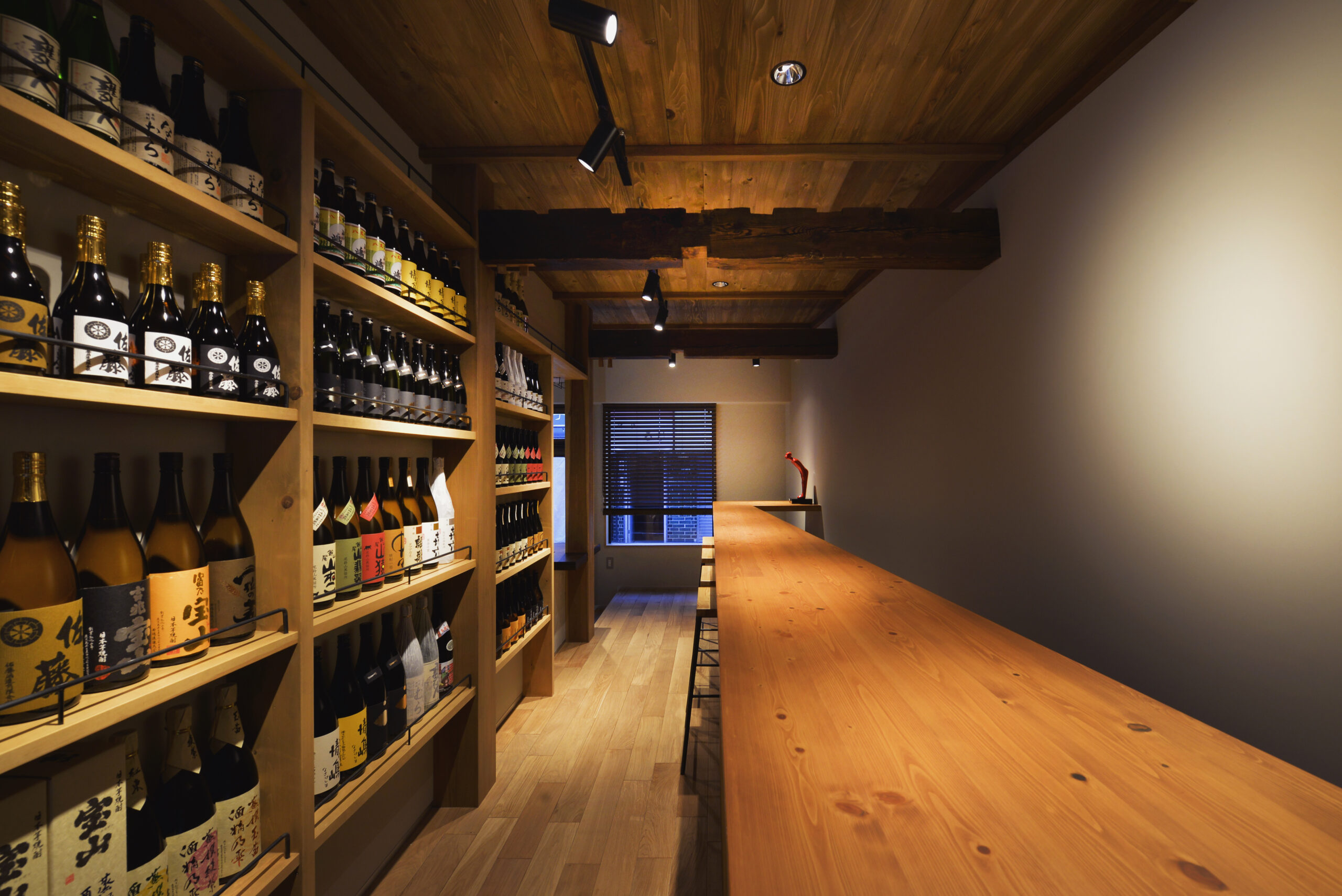 1階　広いカウンターの角打ちスペース