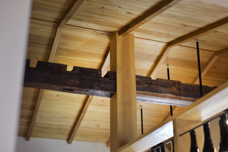 2階　新築の建物に古木が歴史を添える